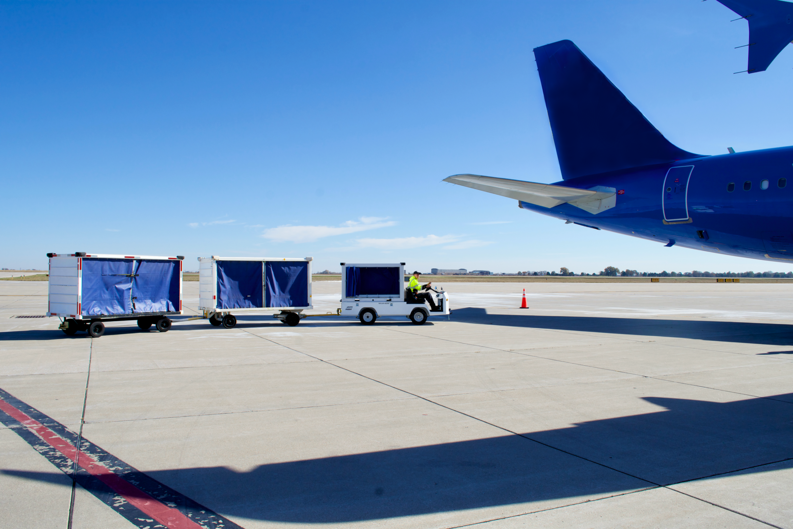 Taylor-Dunn-Bigfoot-GSE-Baggage-Towing-Bag-Carts-Airport-Tarma